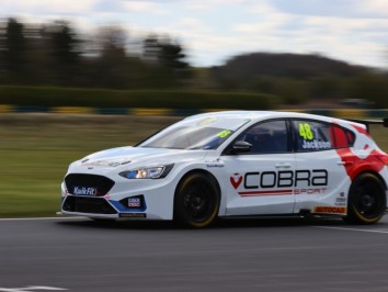 12/4/2021 BTCC Testing at Croft. 1DxMk3 + 200-400mm f4L zoom. Complex  area - ouit od Hairpin
