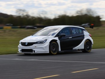 12/4/2021 BTCC Testing at Croft. 1DxMk3 + 200-400mm f4L zoom. Complex  Out of Hairpin taken from Complex 2