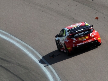 Shedden takes a six point lead in the championship