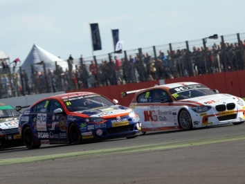 Andy Priaulx battled his way to a second win in 2015